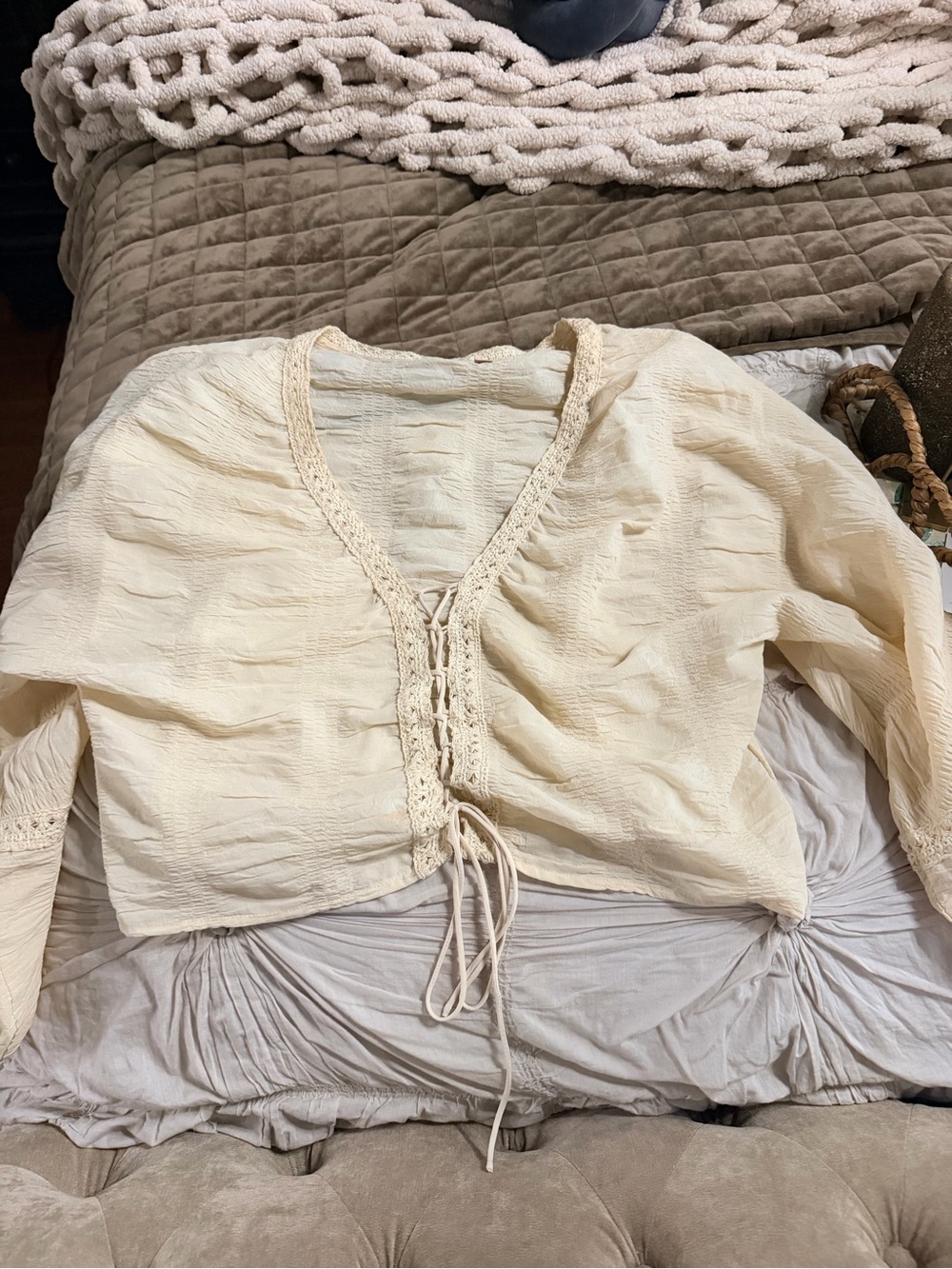 Buckle Women’s Cream Lace-Trim Cropped Tie-Front Top - Picture 1 of 7